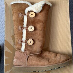 UGG Bailey Button, Size 9